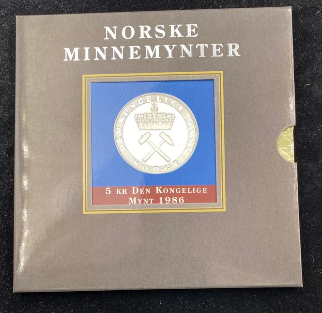 Hovedbilde 5 kr 1986 kv. 0. 300 år i folder med info.