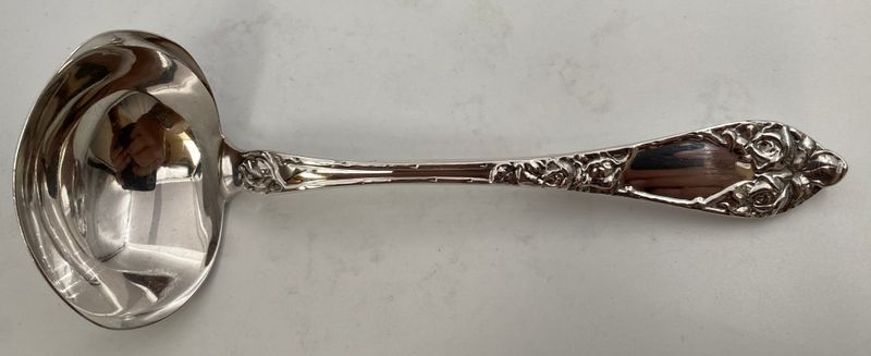 Opphøyd rose: Sauseskje med krok 17 cm