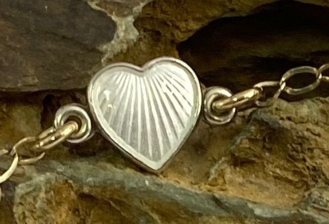 Hovedbilde Armbånd med hjerte som igjen er med emalje i 925 ...